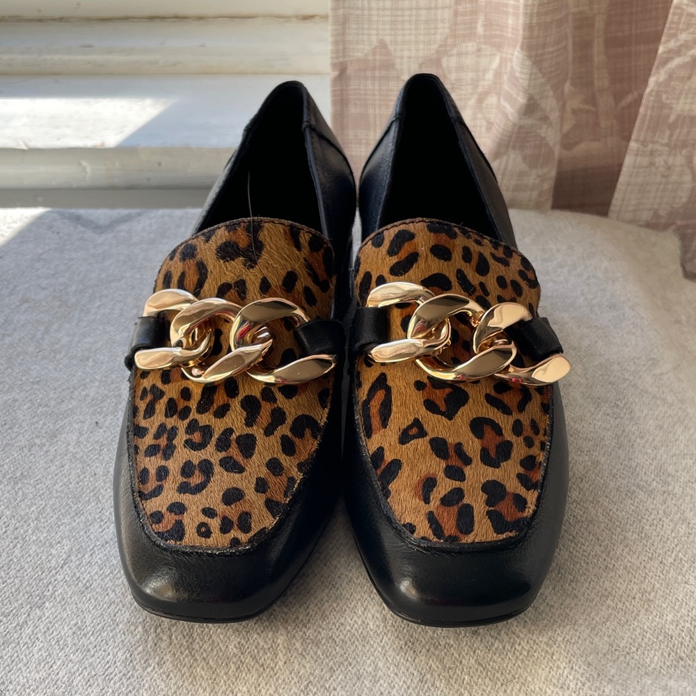 Elegant Leopard Print Loafers with Gold Chain